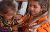 В Індії маленькі нащадки факірів граються з живими кобрами