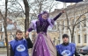 "Молодые регионы" отметили Всемирный день театра с актёрами на ходулях