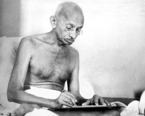 Очки и прялку Махатмы Ганди продадут в Лондоне