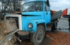 В Винницкой области грузовик развалил кирпичный забор
