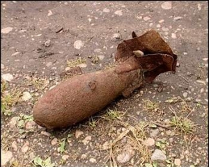 Мешканець Луганщини хотів розібрати авіаційну бомбу і ледь не загинув