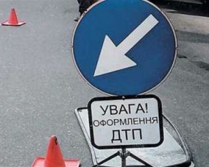 Грузовик случайно "подрезал" автомобиль, который улетел в кювет