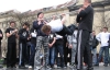 "Спорт - это сила, водка - могила" - в центре Львова показали акробатические трюки