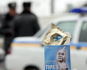 Члена КУПРу затримали за роздачу презервативів з Януковичем
