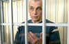 Иващенко слушает свой ??приговор лежа в клетке и просит судей читать громче
