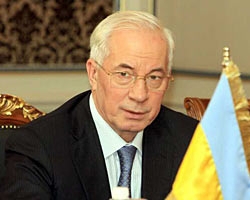Азаров соблазняет иностранных наблюдателей бесплатных визами