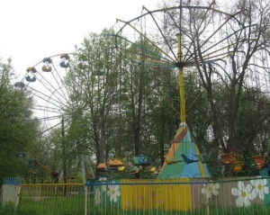 Харьковский парк купил деревянные качели по 23 тысячи за штуку