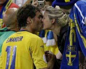 Жены футболистов сборной Швеции помогут украинским сиротам во время Евро-2012