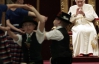 На честь дня народження Папі Римському діти станцювали баварський танець