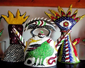 За фарбами художниця-керамістка Неллі Ісупова досі їздить до Москви