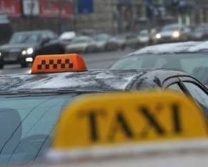 Таксисти під Кабміном лякають владу загальнонаціональним страйком