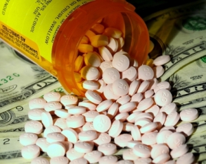 Прем&#039;єр-міністр хоче віддати ціни на ліки на відкуп страховикам