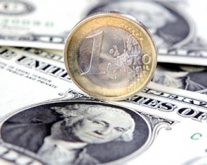 Евро подешевел на 4 копейки, курс доллара на межбанке почти не изменился