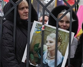 В Харькове запретили акции, связанные с судом над Тимошенко, но люди продолжают собираться