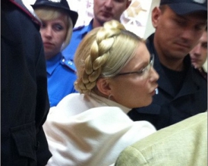 Під крики "Ганьба!" суд відмовився змінити Тимошенко прокурора