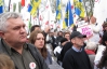 Під судом Тимошенко вчителі "стоять за Януковича",  а "виконавча служба"  продовжує дискотеку