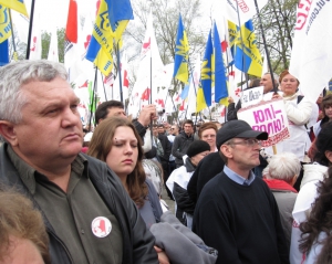 Під судом Тимошенко вчителі &quot;стоять за Януковича&quot;,  а &quot;виконавча служба&quot;  продовжує дискотеку