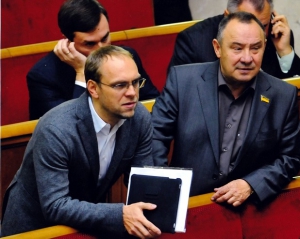 Молодики кримінальної зовнішності  розбили голову народному депутату під судом Тимошенко