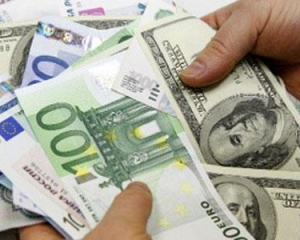 Курс евро вырос на 9 копеек, за доллар дают чуть больше 8 гривен - межбанк