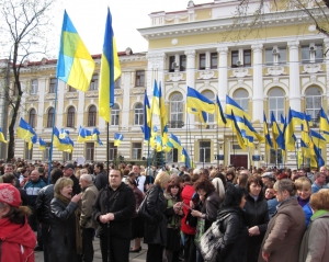 &quot;Оставайся  Юля с нами, будешь нашим паханом&quot; - под судом Тимошенко снова митингуют