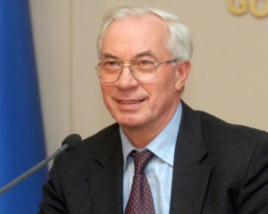 Азаров не против отправить украинцев работать с лопатами и сейчас