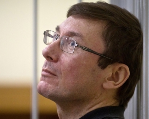 Луценка продовжать судити 18 травня