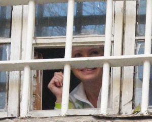 Тюремщики уверены, что здоровье Тимошенко без ухудшений - потому что она даже встает и ходит с ходунками