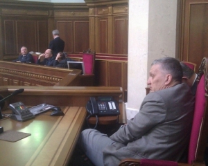 Опозиціонери всю ніч чергували у Раді і продовжують блокувати трибуну