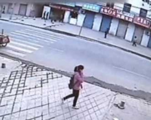В Китае девочка провалилась под асфальт на глубину 7 метров