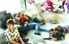 Школярі ночували на підлозі в аеропорту