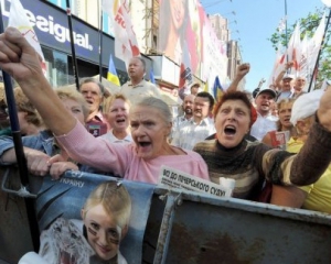 В Киеве около трех тысяч сторонников Тимошенко мирным шествием идут к президенту