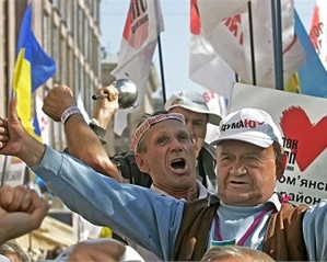 Сторонникам Тимошенко под АП дорогу перекрыл митинг против пропаганды гомосексуализма