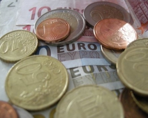 Евро подешевел на 1 копейку, курс доллара существенно не изменился на межбанке