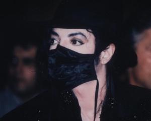 Медицинскую маску Майкла Джексона хотят продать за $50 тысяч