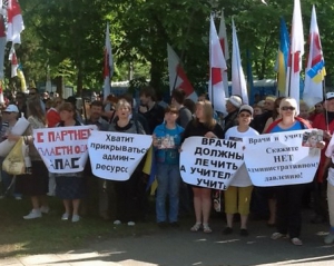 Сторонники Тимошенко пришли к колонии и скандируют "Юле волю!"