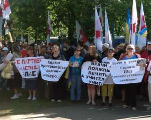 Сторонники Тимошенко пришли к колонии и скандируют &quot;Юле волю!&quot;