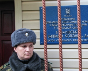 Качановские тюремщики жалуются, что депутаты Тимошенко мешают им нормально работать