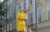 Во Львове памятники одели в форму сборной Украины по футболу