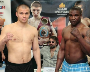 Глазков нокаутировал нигерийского боксера в Москве