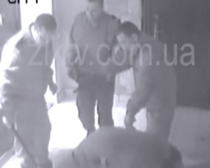 Арестованы 5 охранников, которые избили посетителей львовской пиццерии