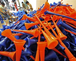На стадіони Євро-2012 заборонили проносити вувузели, фотоапарати і парасольки