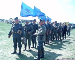 В Крыму люди в нацистской форме прошлись под флагами Партии регионов