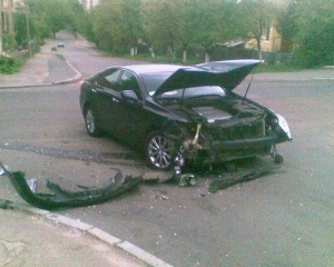 У Рівному тільки після того, як розбились дорогі іномарки, встановили нові дорожні знаки