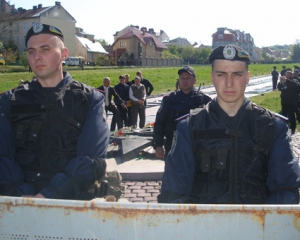 Милиционеры во Львове не пропускают ветеранов возложить цветы к Холму славы