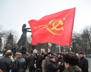 Во Львове коммунисты трижды развернули красный флаг