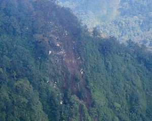 На месте крушения российского самолета в Индонезии нашли тела погибших
