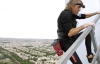 Ален Робер взобрался на самое высокое здание Франции без страховки