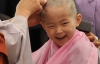 В Сеуле маленьким монахам впервые брили головы