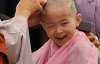 У Сеулі маленьким монахам вперше голили голови