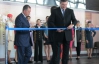 Янукович у Донецьку відкрив аеропорт і отримав подарунки до ювілею політика